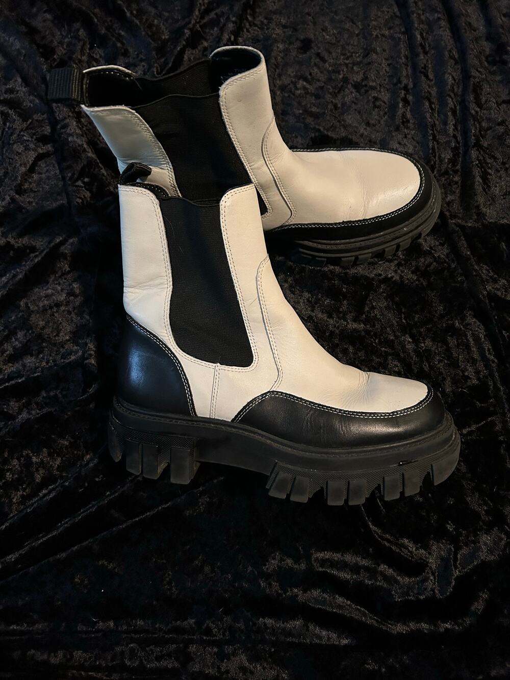 Marc Fisher Platform Chelsea Boots Morgan 7.5 two tone